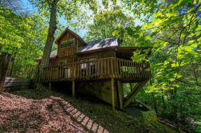 Romantic 1BR HOT TUB Free Attraction Tickets